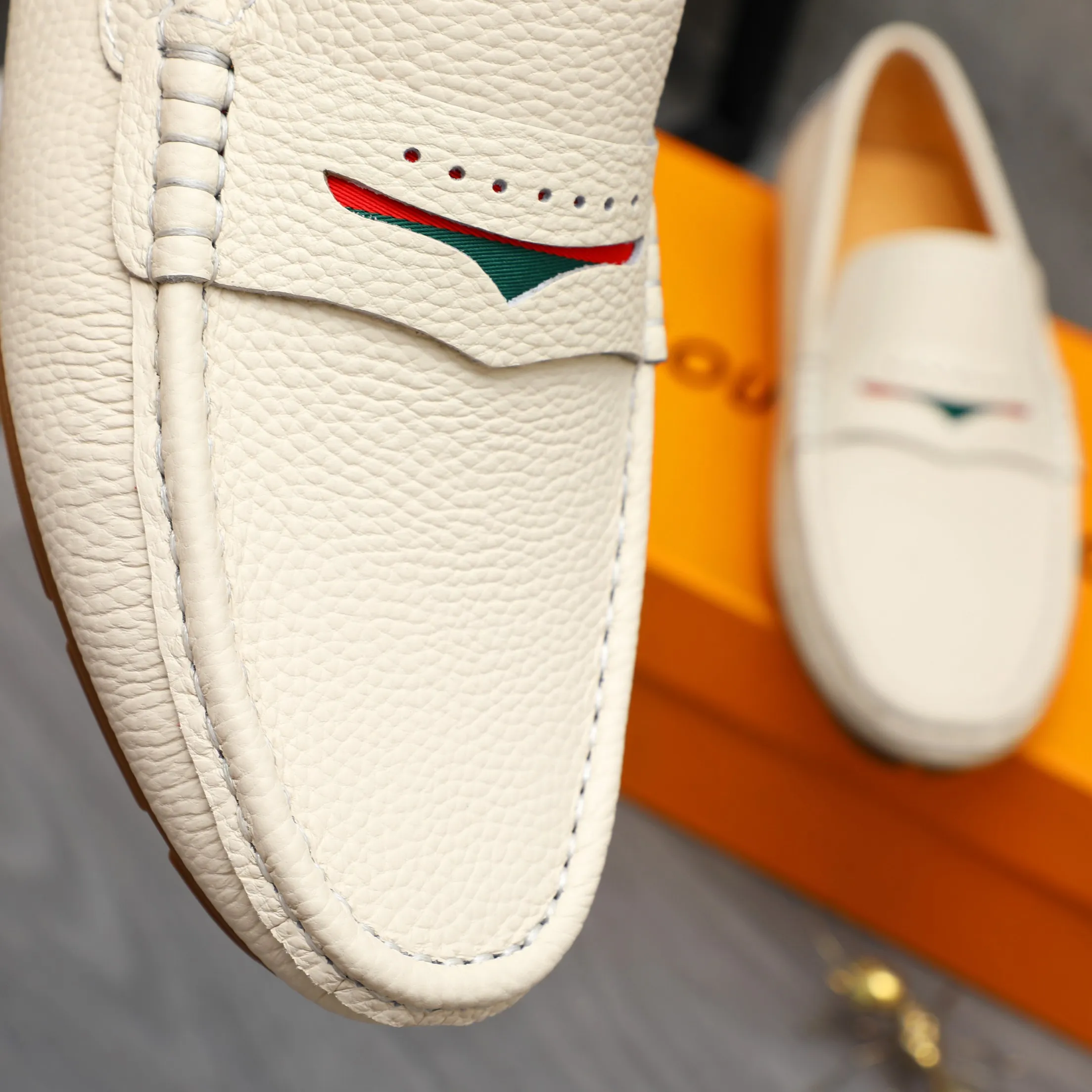 Men's shoes 💰360 Product trademark: LV "Louis Vuitton" casual slip-on men's shoes Regular size: 38-45 Product material: Selected pebbled cowhide upper, pigskin lining, rubber outsole